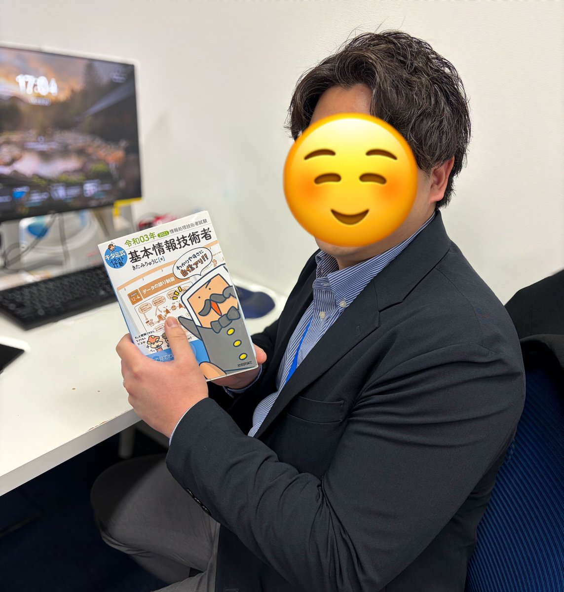 LIVEEST_sari's tweet photo. 営業さんが「もっと高い解像度でエンジニアに寄り添いたい！」と基本情報の勉強を始めました✍️今の実績に満足することなく、常に知識をアップデートする姿はまさに営業の鏡。 適当なマッチングはしたくない、というライブエストの魂を体現してくれてます！ #SES #エンジニア採用 #基本情報技術者試験 https://t.co/FjGH34XcTp
