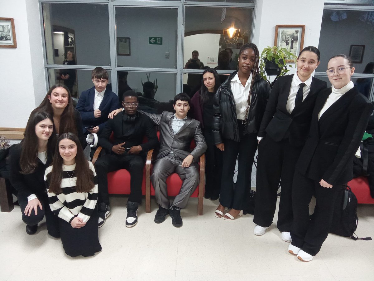 JuanGrisTwittea's tweet photo. Primera fase del concurso Global Classrooms concluida !! Esperando resultados para la siguiente fase y muy orgullosos de nuestro equipo representante de 3ºESO #bilingüismo 🇺🇸🇬🇧#globalclassrooms https://t.co/8ugQFBnWZK