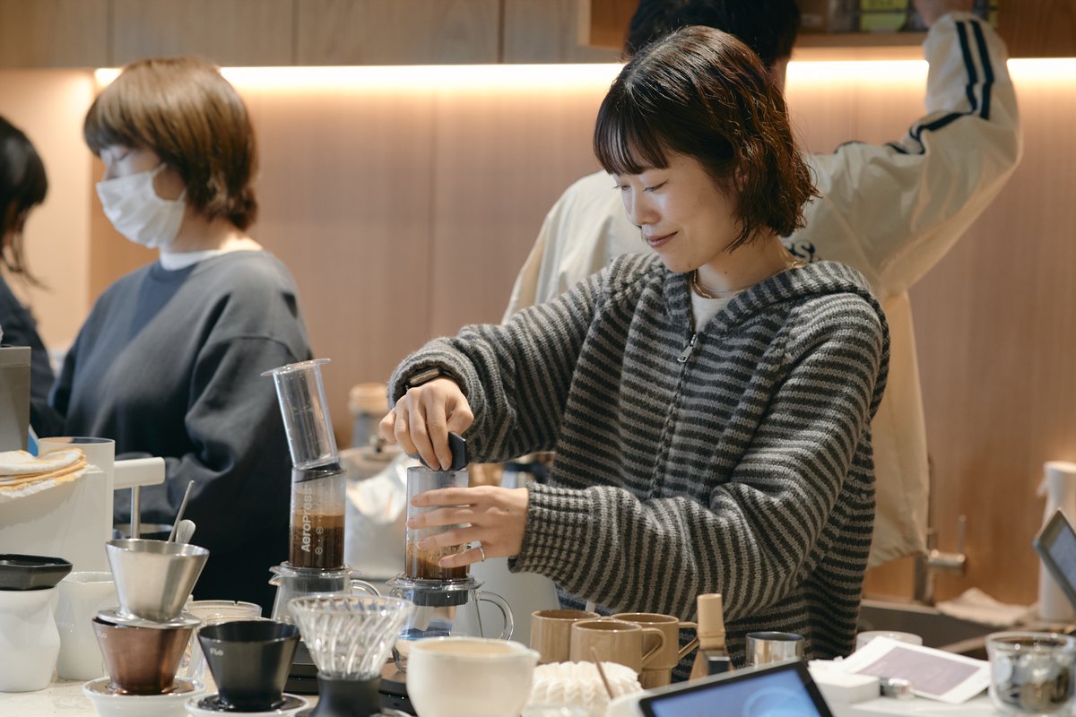 kurasujp's tweet photo. 📍Kurasu Ebisugawa
お店ではAeroPressを使ったエアロプレスラテを提供中です。

本日の一杯にいかがですか？ https://t.co/ulD19PXQiF