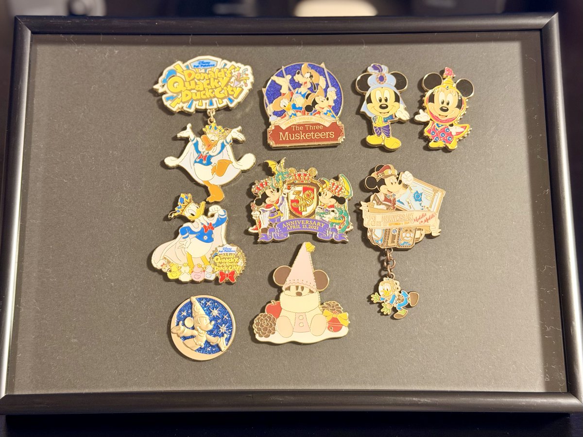 B'zピンズとディズニーピンズをフレームに入れて飾ってみた👍