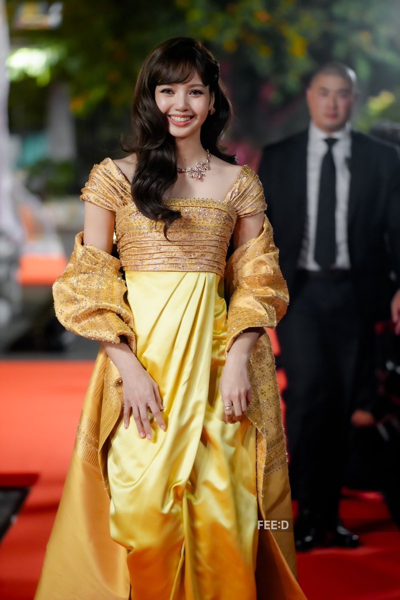 ยิ้มแบบกุลสตรี แบบผู้ดีเก่า รอยยิ้มพิมใจ 😍

LISA AMAZING AMBASSADOR
#AmazingThailandxLISA
#AmazingThailandExclusiveNight
#FeelAllTheFeelings