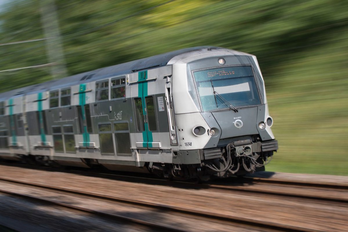 RER A tweet media