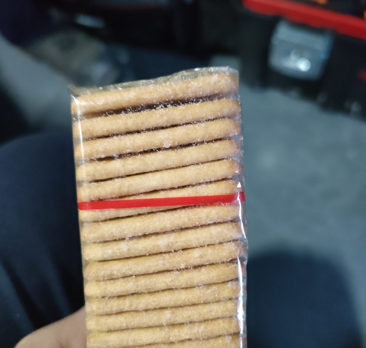 the_raven77's tweet image. Señores fabricantes de galletas, si ponen el hilo ahí me obligan a comer mínimo seis galletas y no puede ser eso