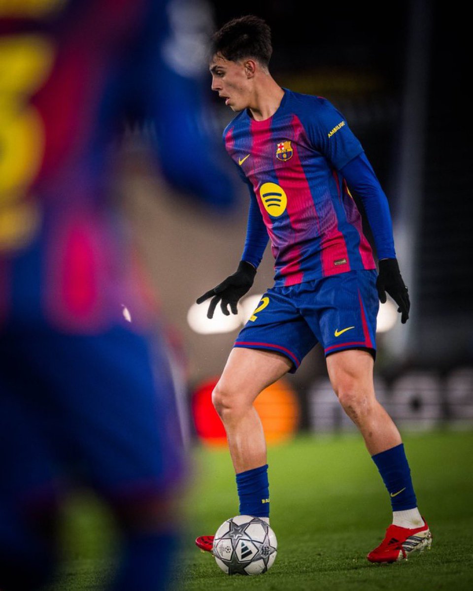 Bernal 

Los jugadores que vienen de una lesión importante, tienen un largo periodo de readaptación.

Y los que son de una altura destacada más, suelen ser más diésel.

Le pasa a Rodri en el City por ejemplo.

Tanto Pep como Flick los van metiendo poco a poco. Porque el ritmo de