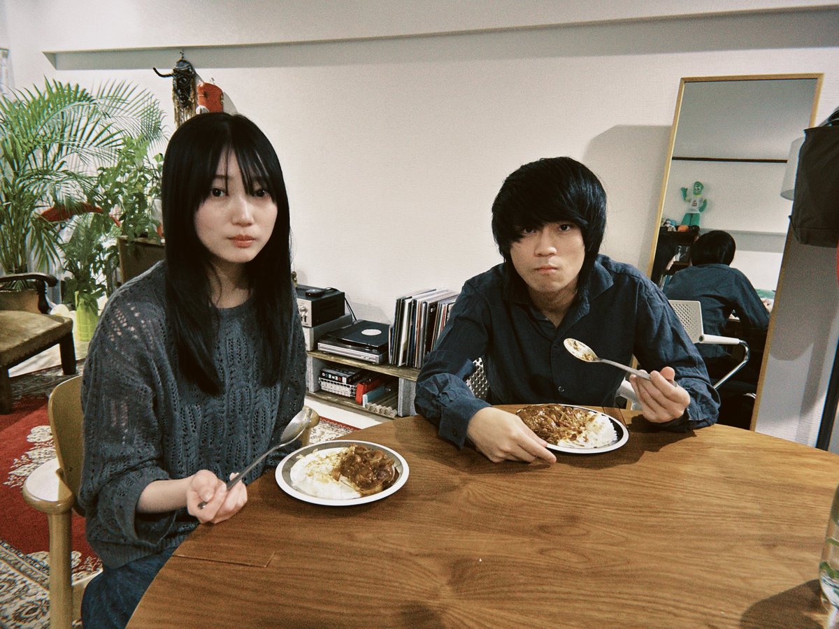 cloudy_vogt's tweet photo. 新曲「サミダレ」MV公開。
1年ぶり2度目の
北野りおさん出演。
出てくれてありがとう！！

カレー食べた。
なんかジワるなこの写真。
https://t.co/RXkw6Gqode https://t.co/W6zYOE2dMr