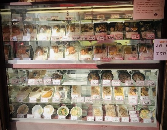伝説のお弁当屋さんのニイハオ君👲

残念ながら５年前に閉店🥲

店頭に並ぶサンプル達で🍚食えます