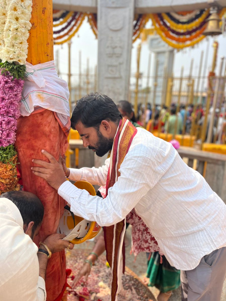 devendernayk's tweet photo. *ఈ రోజు తెలంగాణ కుంభమేళా, ఆసియా ఖండంలోనే అతిపెద్ద గిరిజన జాతర...* 
*మేడారం సమ్మక్క సారలమ్మ జాతర ను దర్శించుకుని మొక్కులు చెల్లించుకుని వనదేవతల ఆశీస్సులు నా కుటుంబం పై మరియు ప్రజలందరిపై ఎల్లప్పుడూ ఉండాలనికోరుకుంటూ మొక్కులు చెల్లించడం జరిగింది
#medaram
#sammakkasarakka
#tribalpride https://t.co/suD1t4S7pG