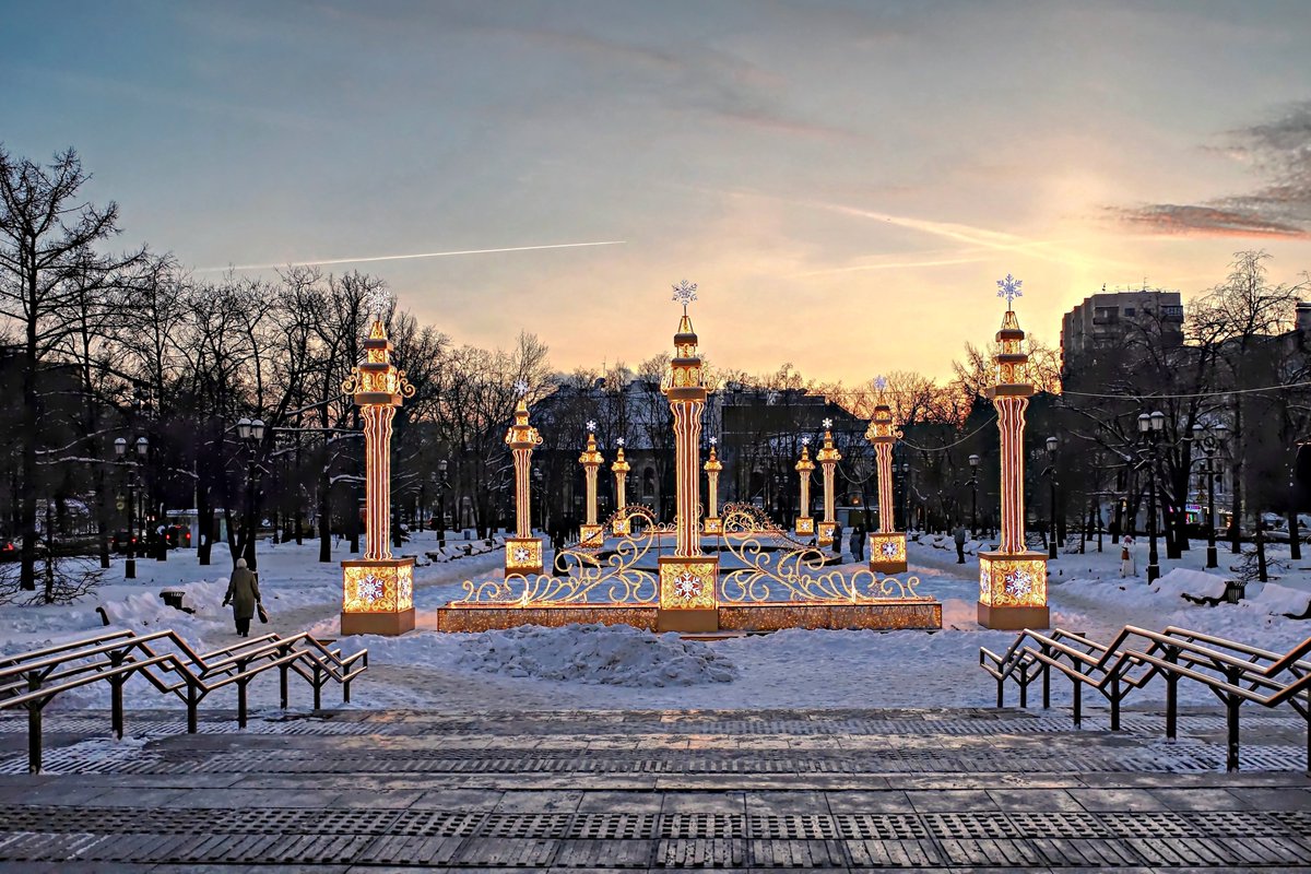 PEKHTography's tweet image. Cold grips the air.
Gold towers erupt—park got promoted to palace,
forgot to tell the benches👑
Extravagance dropped on simplicity
like a fur coat on a snowman.
Still, light pools warm on frozen paths.
The absurdity sticks.
That's winter's real gift❄️✨
#Winter #Urban #PublicArt