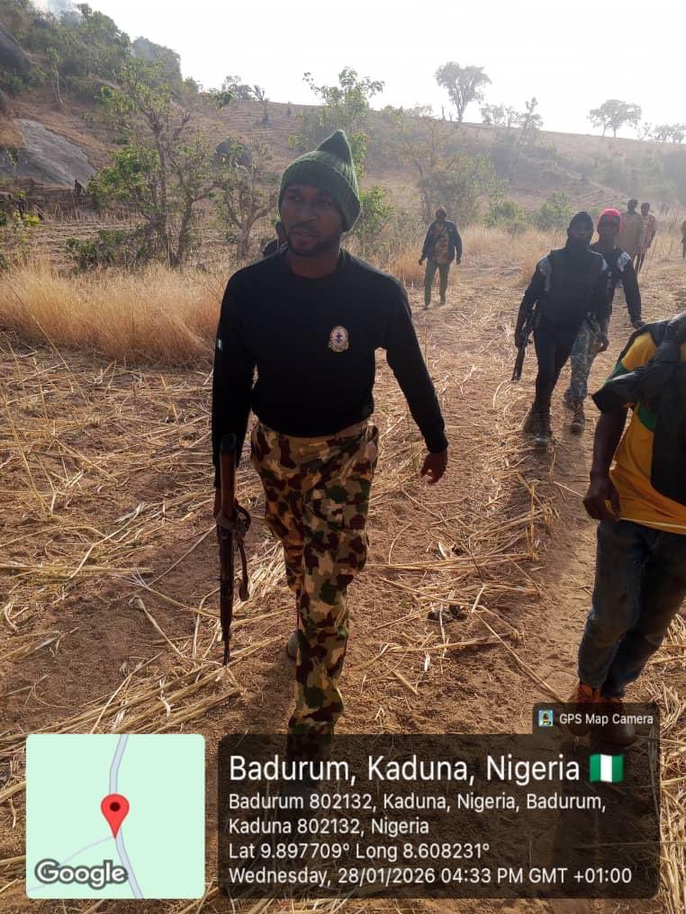 NigeriaStories's tweet image. JUST IN: The Nigerian Army troops  of Sector 7 of Operation OPEP, in collaboration with the Zango Kataf Police Area Command, Civilian Joint Task Force (CJTF), Forest Guards and local hunters, have rescued eight k!dnapp€d victims from Badurum Kasa Forest in Kauru Local Government…
