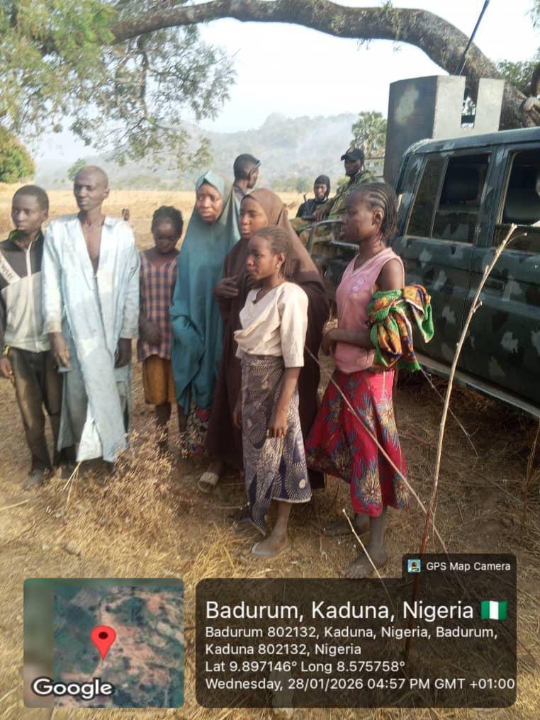NigeriaStories's tweet image. JUST IN: The Nigerian Army troops  of Sector 7 of Operation OPEP, in collaboration with the Zango Kataf Police Area Command, Civilian Joint Task Force (CJTF), Forest Guards and local hunters, have rescued eight k!dnapp€d victims from Badurum Kasa Forest in Kauru Local Government…