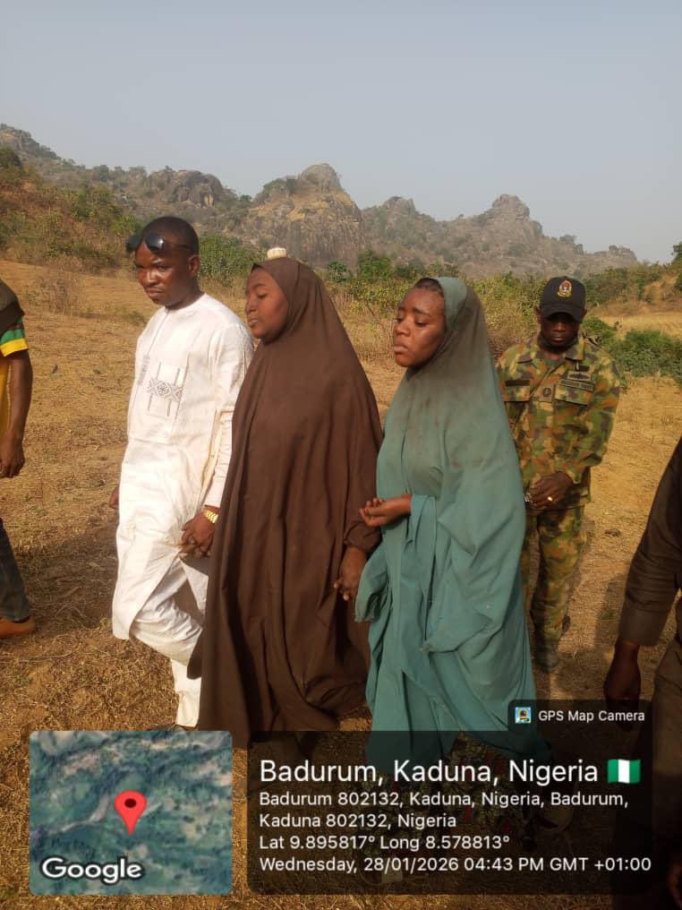 NigeriaStories's tweet image. JUST IN: The Nigerian Army troops  of Sector 7 of Operation OPEP, in collaboration with the Zango Kataf Police Area Command, Civilian Joint Task Force (CJTF), Forest Guards and local hunters, have rescued eight k!dnapp€d victims from Badurum Kasa Forest in Kauru Local Government…