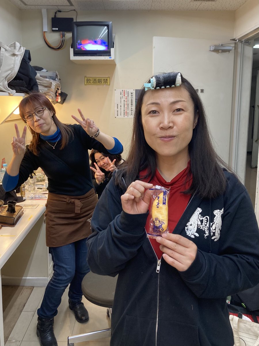 infoS49_SF's tweet photo. 【おいしい〜🧀】

バカウケするお芝居だから、
バカウケ食べて、がんばる〜💪

byヒノモト
withえっちゃんさんと、2人の間でシンデレラフィットを決めこむ光咲ちゃん

#八芝 #S49 #盛岡 #演劇 https://t.co/FdmCe8CBT3