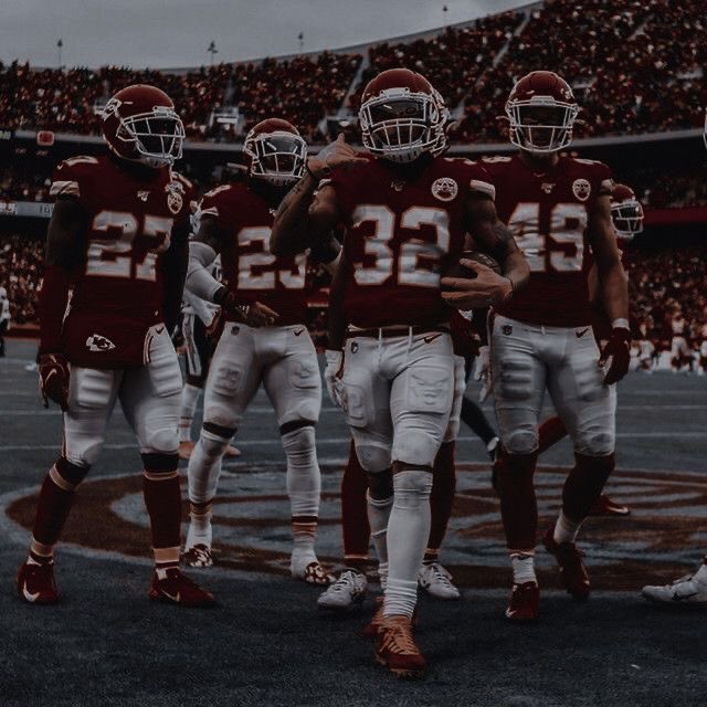 Frozi_czyta's tweet image. "Fotografia na ekranie przedstawiała naszą drużynę, po wygranym meczu. Czerwone barwy Howling Bulldogs, maskotka będąca wściekłym i przerośniętym mięśniami psem oraz pogryziona, sztuczna piłka, którą zawsze rzucaliśmy w widownię."
#WinterRules