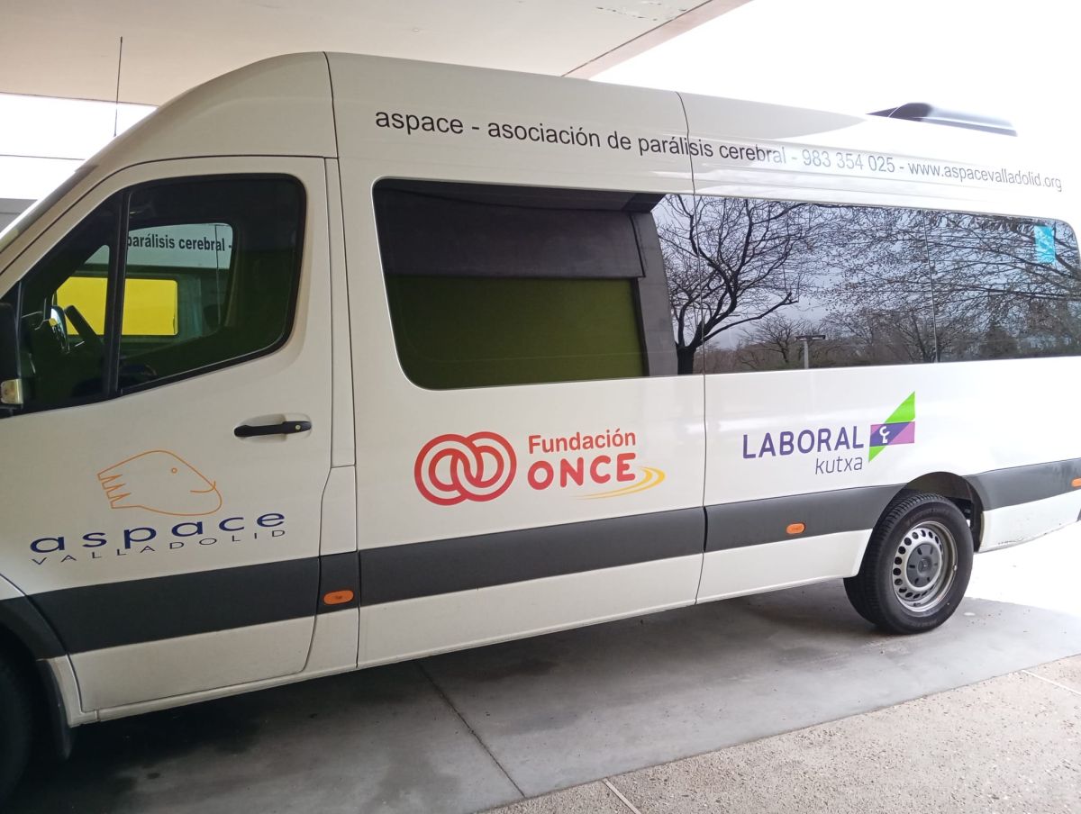 AspaceVall's tweet photo. 🚐 ASPACE Valladolid incorpora una nueva furgoneta adaptada.
Gracias al apoyo de @Fundacion_ONCE  y @LABORALkutxa
 👉https://t.co/LNdvXC5xaV
#TransporteAccesible #Inclusión #ParálisisCerebral #FundaciónONCE #LaboralKutxa #Accesibilidad https://t.co/tAODctdjTF