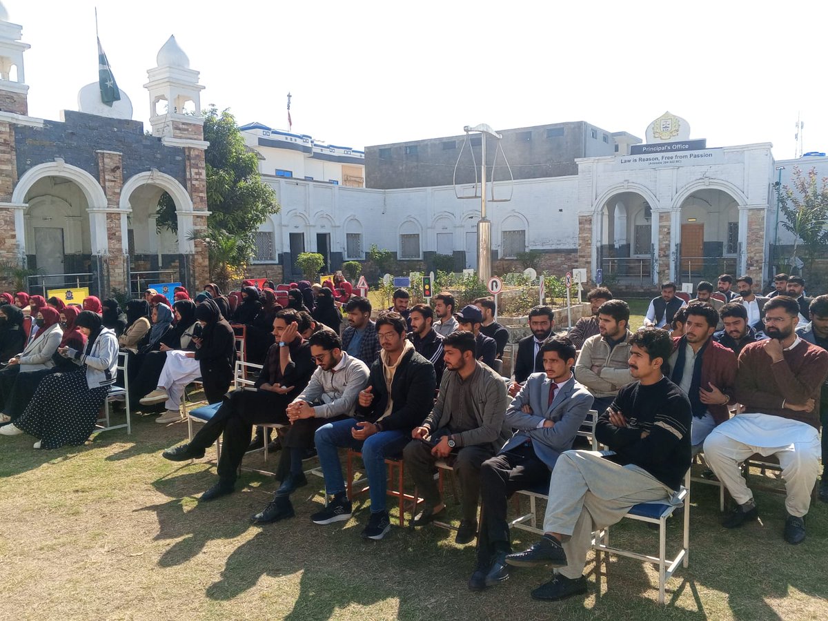 PunjabTraffic's tweet image. ڈسٹرکٹ ٹریفک پولیس منڈی بہاءالدین سے گبرئیل لاء کالج میں روڈ سیفٹی سیمینار کا انعقاد کیا گیا۔ 
ڈسٹرکٹ ٹریفک آفیسر گبرئیل کالج میں طلبہ سے خطاب کر رہے ہیں۔

#roadsafety #seminar #lecturer #awareness 
@MaryamNSharif @TeamMNSharif @GovtofPunjabPK @OfficialDPRPP