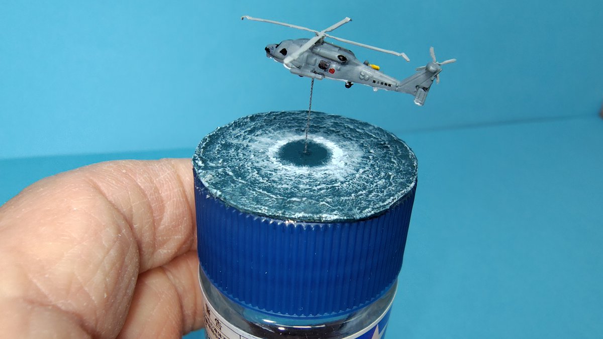 タミヤ塗料瓶ジオラマ第4弾 ! !
海自 哨戒ヘリSH-60K (1/700)の
吊下式ソナーによる
領海侵入の不審潜水艦 探索🫡