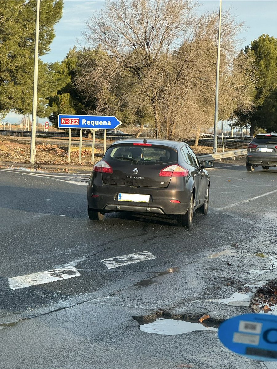 danonx_'s tweet photo. Buenos días @AytoAlbacete @Selopezmanuel @AlbaceteContigo.

Os informo de que existe un agujero peligroso en la salida de la autovía con dirección a Requena, lleva tiempo y no se ha hecho nada.

Espero que se tomen medidas y se solucione lo antes posible.

Gracias. Un saludo. https://t.co/gZpxNQb41e
