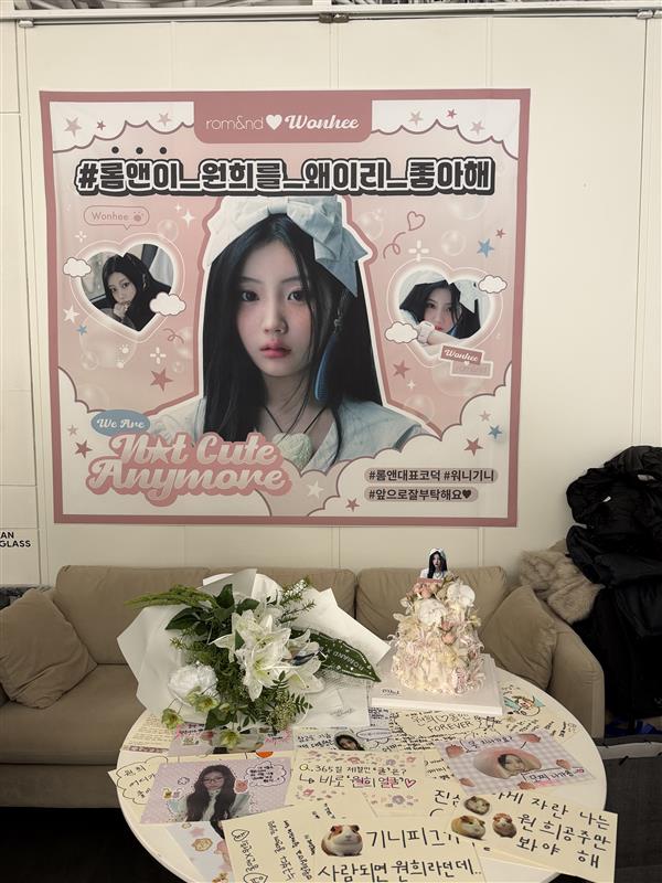 romand_kr's tweet photo. #롬앤이_아일릿_원희를_왜이리_좋아해​​

TO. 아일릿 원희​
FROM. 롬지기들​

코덕 기니를 칭찬 감옥에 가뒀던 ​
생생한 촬영 현장을 보시렵니까... 🐹​

#아일릿 #원희 #ILLIT #WONHEE https://t.co/Nv7YlsHTrn