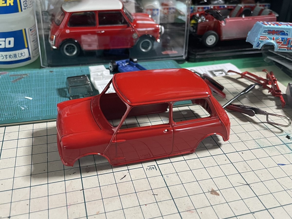 赤をタレる手前まで最終塗装。
乾燥したら面を整えて磨いてデカール貼ってからのクリア塗装。先がなげー。