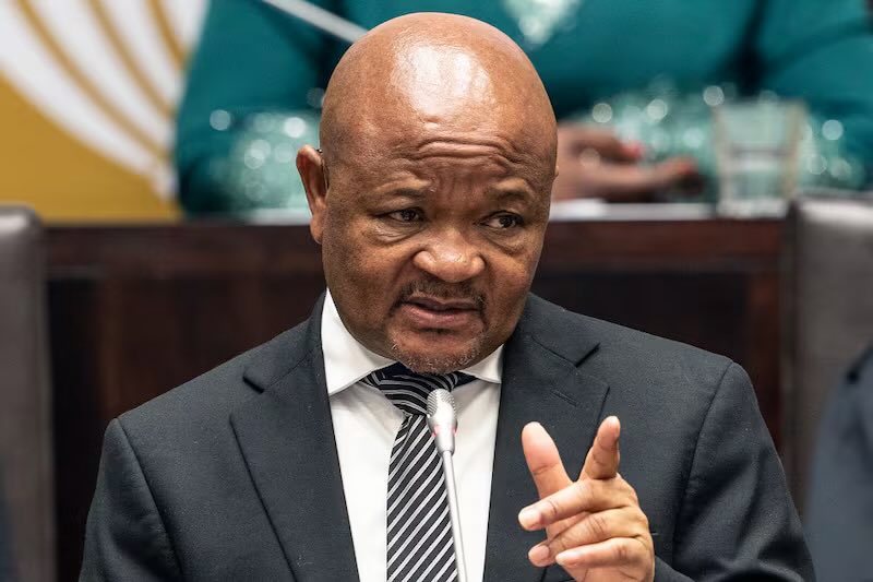 Man’s NOT Barry Roux tweet media
