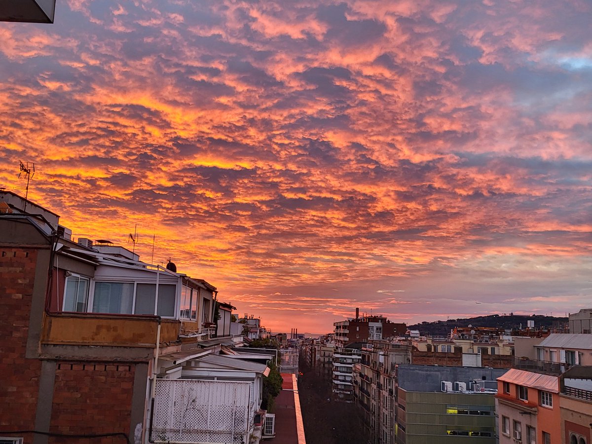 Cel rogenc...<a href="/btveltemps/">btv el temps</a> <a href="/3CatInfoelTemps/">3CatInfo El temps</a> #eixample