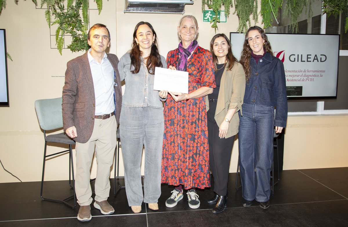 BcnVih's tweet photo. Orgullo de equipo 💚
Nuestra compañera Lorena de la Mora recoge en Madrid el Premio PRISMA de Gilead por un proyecto piloto que impulsa una atención personalizada y multidisciplinar para mejorar la retención en cuidados de personas trans con #VIH en el #CLÍNIC 🏆 ¡¡Enhorabuena!! https://t.co/PPlwwcMeO2