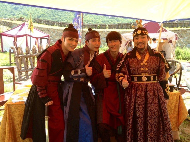 BlackSoNGSH's tweet photo. Dr. Jin and Saimdang are two wonderful period dramas starring @SongSH.
It would be great to see him in another magnificent period production.
He looks absolutely stunning in the hanbok.
#SongSeungHeon #송승헌 #ソンスンホン #宋承憲 #drjin #saimdang https://t.co/lkWpy45mPR