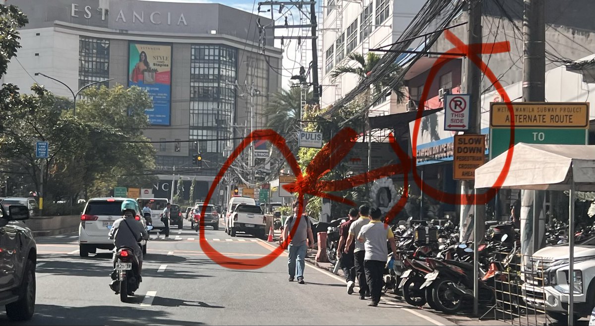 ddel07's tweet photo. @MMDA @VicoSotto  
Different day, same thing. Illegal parking along Meralco Avenue. Near the front of a police station. Please help. Almost every yan po🙏🏻 https://t.co/MfdWv42DF3
