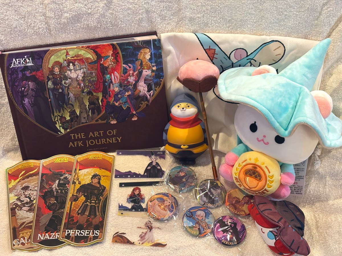 lapislazuli0108's tweet photo. 抽選で当選した設定集とコンテストの賞品が届きました📦こんなに沢山、豪華なグッズいただけて本当にありがとうございます🙇
設定集すごいボリューミーで細かくキャラやマップなど載ってました。ペルのカード興奮してやばかった…😭💕
#AFKジャーニー　#AFKJourney https://t.co/n1g2KIl5xM
