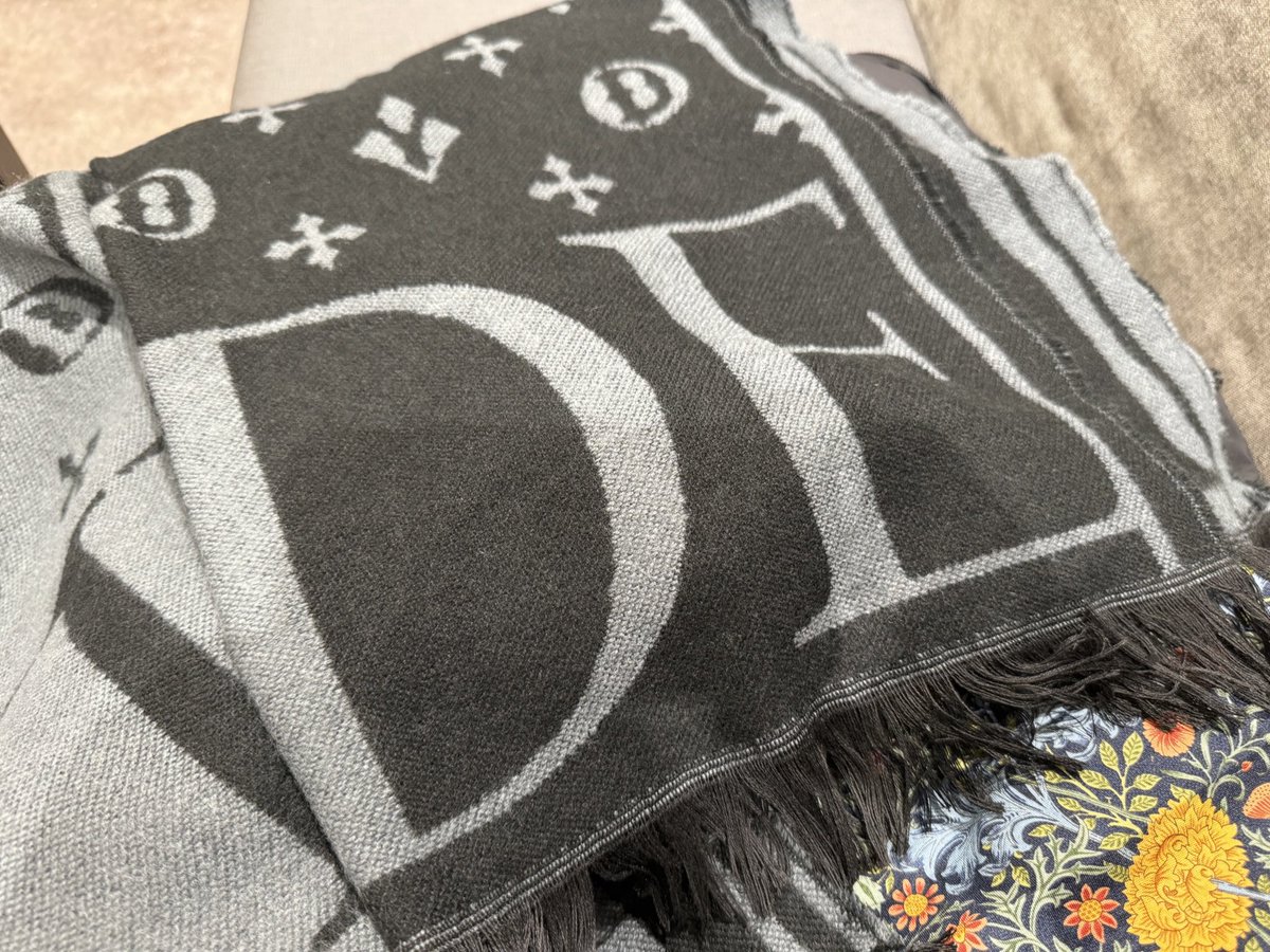 外めっちゃ寒いけどグッズのストールがあったかい〜v HYDEありがとう✨