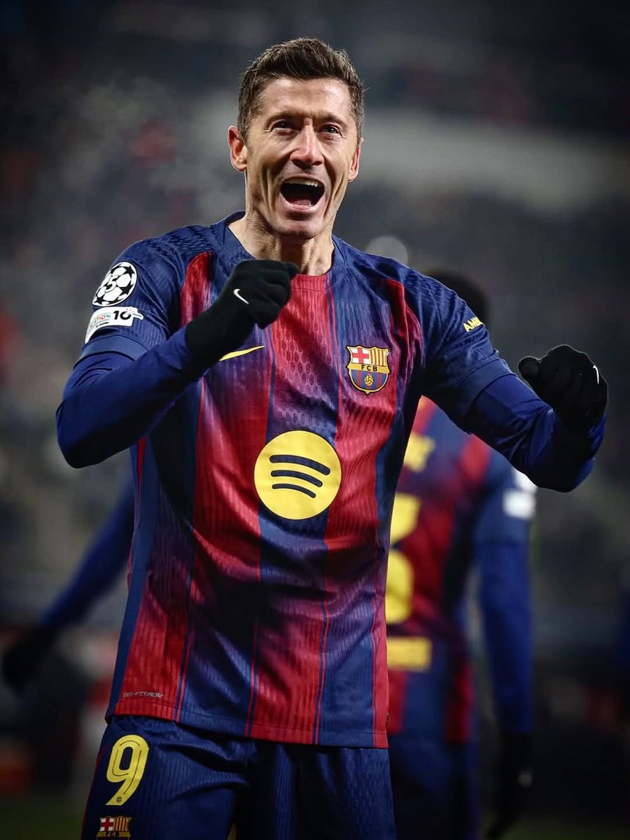 Lewandowski has now scored 710 goals and provided 195 assists in his whole career.

That’s 905 G/A in 1011 games 🤯🇵🇱

Best striker of this generation.