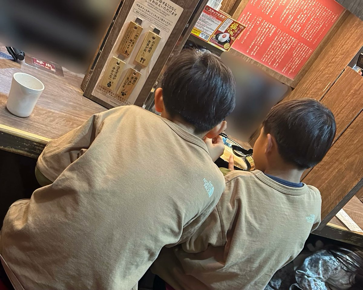 作文の御礼としてささやかですが、
グルテンフリーの麺を開発し、ご家族を店舗に招待させていただきました🍜

より多くの方に一蘭の味を楽しんでいただけるよう、
今後もさまざまな取り組みを続けてまいります✨

※写真の掲載については、ご家族に許可をいただいております。