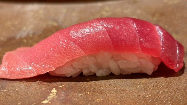 自分が寿司を習ってた時(約25年前)の寿司って左の画像の形だったん