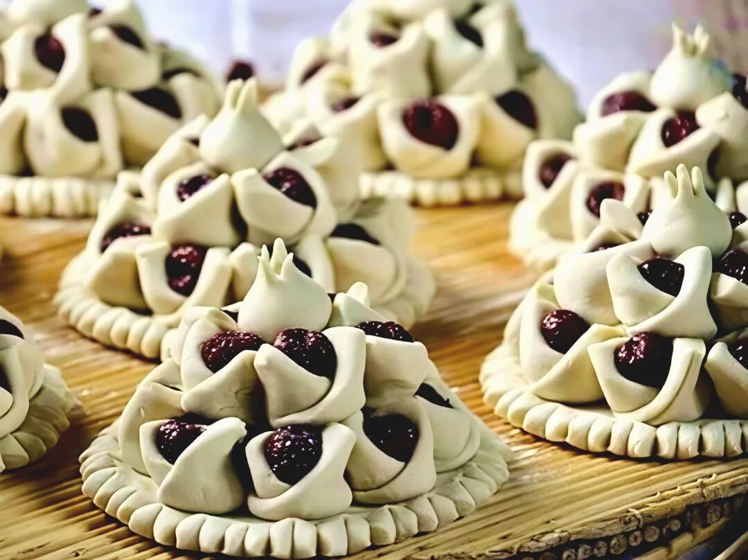 鲁西南地区的枣花糕讲究“层层叠叠藏福气”，红枣和面一层一层反复叠加，寓意着来年生活年年高、步步高。