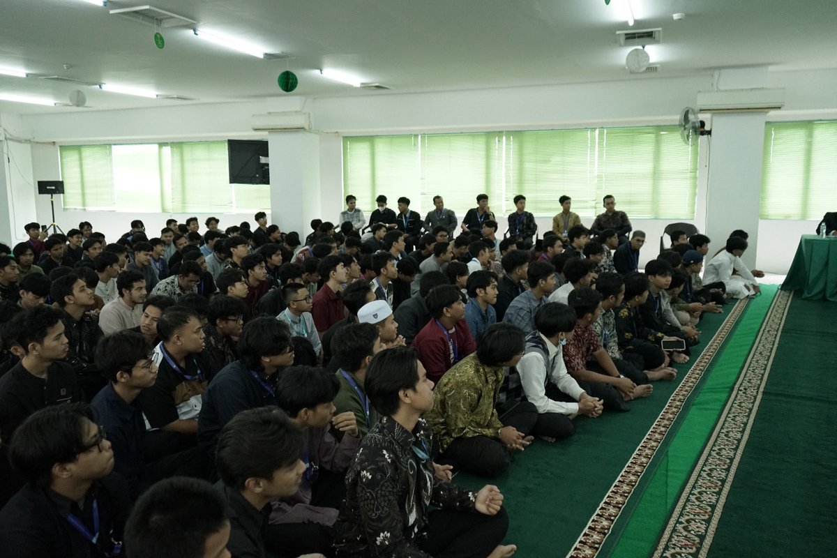 انطلقت اليوم التصفية الأولى لمسابقة (منبر الارتجال) للطلاب، الذين أظهروا حماسًا وتفاعلًا مميزًا.
وجاءت هذه المسابقة في إطار تنمية مهارات التعبير الشفوي والثقة في استخدام مفردات اللغة العربية بشكل صحيح؛ حيث قدّم المشاركون أداءً متنوعًا في الحديث عن موضوعات ومواقف حياتية بأسلوب