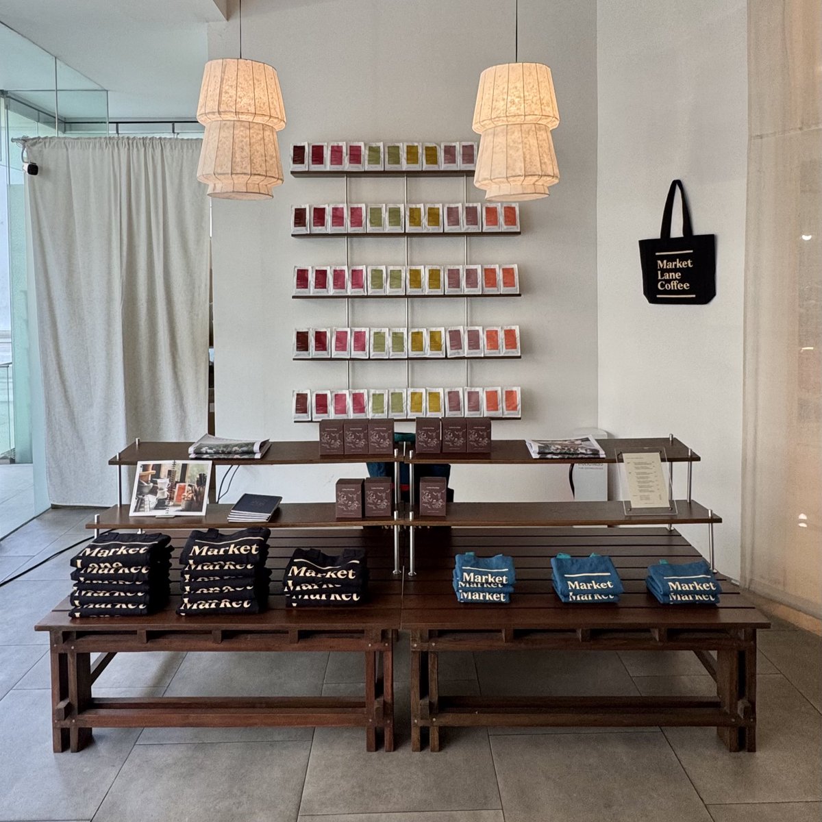 placestwogo's tweet image. ตื่นเต้นสุดๆๆๆๆ พอรู้ว่า Market Lane จะมาเป็น cafe-in-residence ลำดับที่ 14 ของ Kinto รีบลงคิวตัวเองว่าต้องมาวันแรก!!555 เรียกได้ว่าแบรนด์นี้คือคาเฟ่และโรงคั่วในตำนานจาก Melbourne, Australia เลยก็ว่าได้ มีโอกาสไปที่ลองถึงร้านเมื่อปีก่อนก็ประทับใจมากก…