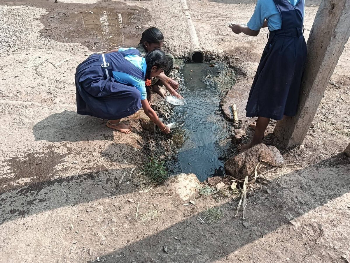 ಮಕ್ಕಳನ್ನು ದೇವರ ಸಮಾನ ಎನ್ನುತ್ತಾರೆ.ಆದರೆ ಈ ದೃಶ್ಯ ನೋಡಿಇದು ಜಮಖಂಡಿ ತಾಲೂಕಿನ ಆಲಬಾಳ ಗ್ರಾಮದಲ್ಲಿ ನಡೆದ ಘಟನೆ.ಸರ್ಕಾರಿ ಶಾಲೆಯ ಮಕ್ಕಳುಕೊಳಚೆ ನೀರಿನಲ್ಲಿ ಊಟ ಮಾಡಿದ ತಟ್ಟೆಗಳನ್ನು ತೊಳೆಯು ತ್ತಿದ್ದಾರೆ ಇದು ಕೇವಲ ನಿರ್ಲಕ್ಷ್ಯವಲ್ಲ, ಇದು ಮಕ್ಕಳ ಹಕ್ಕುಗಳ ಮೇಲಿನ ನೇರ ದಾಳಿ.ಶಿಕ್ಷಣ ಇಲಾಖೆ,ಶಿಕ್ಷಣ ಸಚಿವರು <a href="/osd_cmkarnataka/">Office of the OSD to CM Karnataka</a>