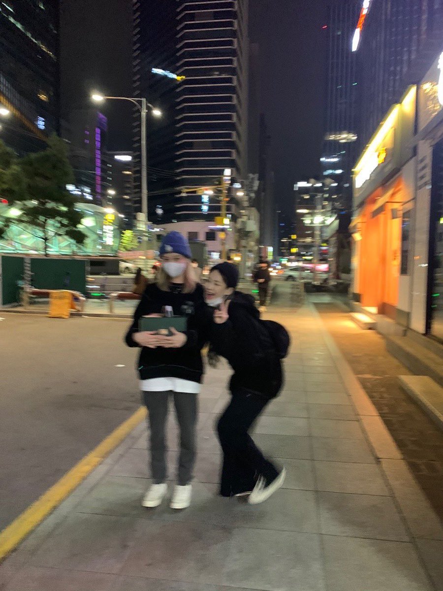 seireneity_'s tweet image. si karina 'yung jowa mong cinareer talaga mga gusto mo sa buhay para di ka magtampo

winter: "de wag na, wag na ayaw mo pala eh hindi pala masarap eh di wag na"
karina: "masarap joke lang babe masarap pala promise masarap, oo nga hindi ko lang na-gets nung una pero masarap pala"