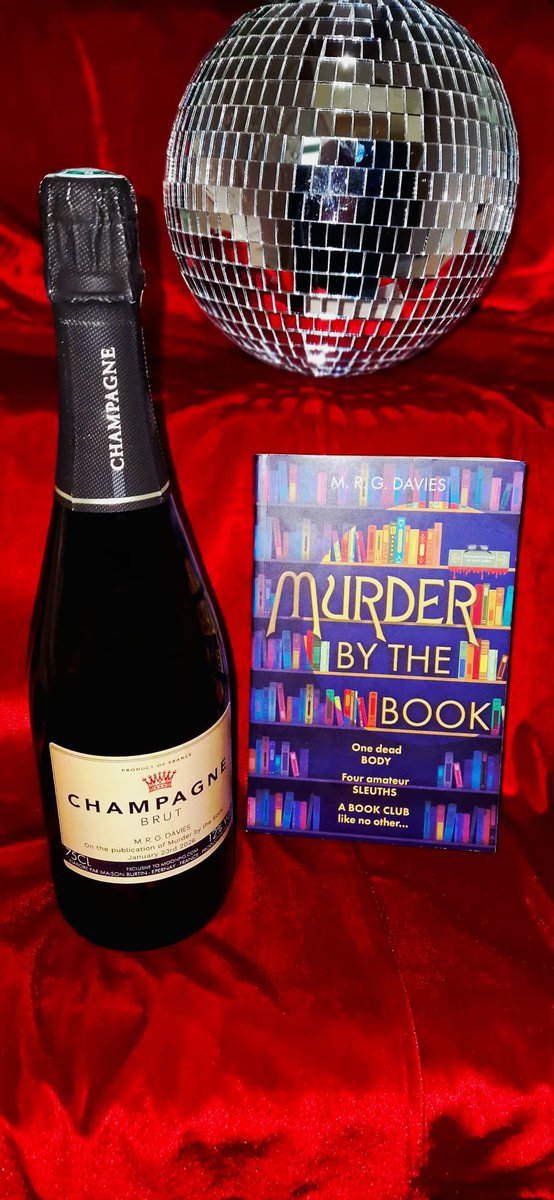 mrgdavies's tweet photo. Paperback publication day! 📚😁🎉 https://t.co/bgy0sxSueJ