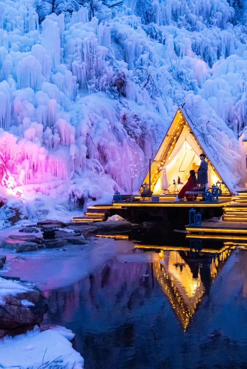 济南九如山的冬日，是流水与寒冰的深情相拥。往日灵动的溪流，在朔风里渐次凝驻，化作形态各异的冰瀑悬于崖壁。