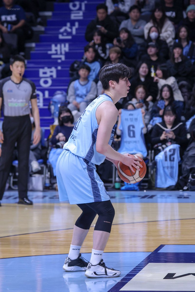 forsoaren's tweet image. 슛 쏘고 자세 유지 안하는게 고질적 문제라 종종 선수들 슈팅하는 모습을 집중해서 보는데 정현인 자유투 던지고 들어갈 때까지 지켜보는 경우가 많더라고 ... 배우겠습니다

260127 #이정현 #작정현