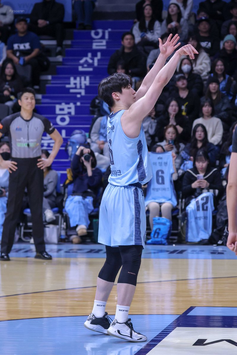 forsoaren's tweet image. 슛 쏘고 자세 유지 안하는게 고질적 문제라 종종 선수들 슈팅하는 모습을 집중해서 보는데 정현인 자유투 던지고 들어갈 때까지 지켜보는 경우가 많더라고 ... 배우겠습니다

260127 #이정현 #작정현