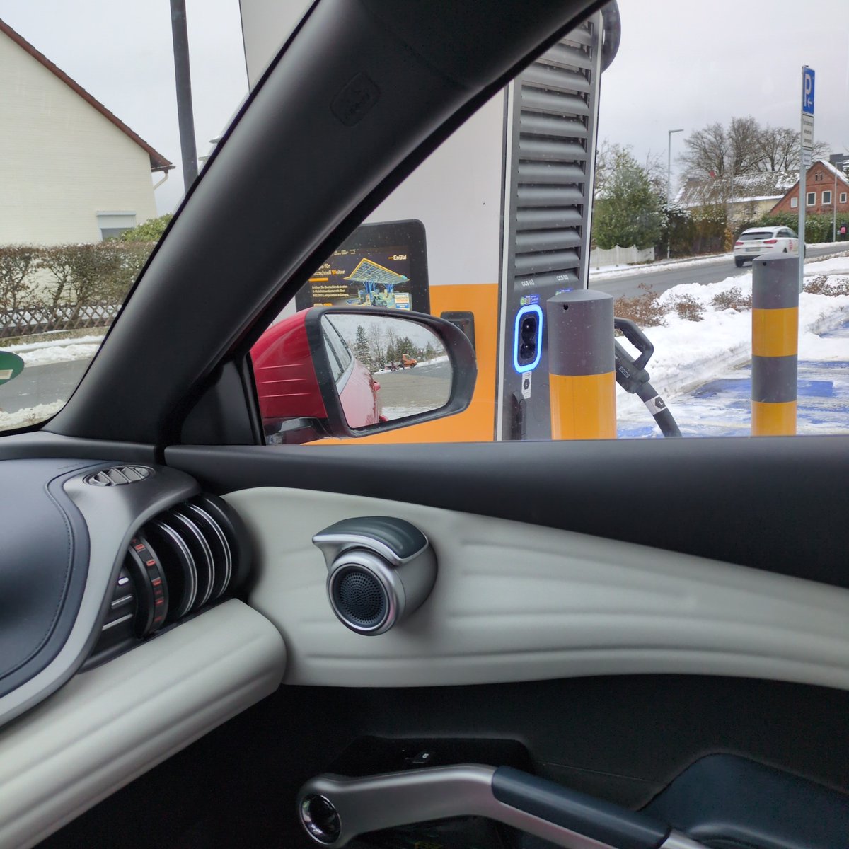 Auto laden. Eigentlich wollte ich zur Deponie fahren. Lasse ich lieber. Hier kommt gerade Eisregen runter. Nicht viel, aber bevor ich im Graben lande... 🙈🙈