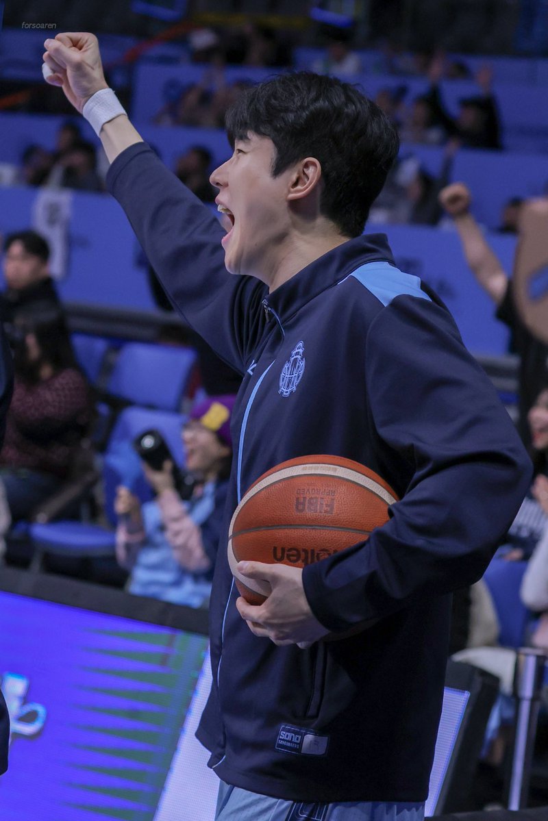 forsoaren's tweet image. 진유님 삼점 두 번 연속으로 들어가니까 본인 일처럼 조아하시던🥹 섭자님 덕분에 벤치 구경 재밌는 거 다들 아시는지? 꼭 아시길 ...

260127 #임동섭