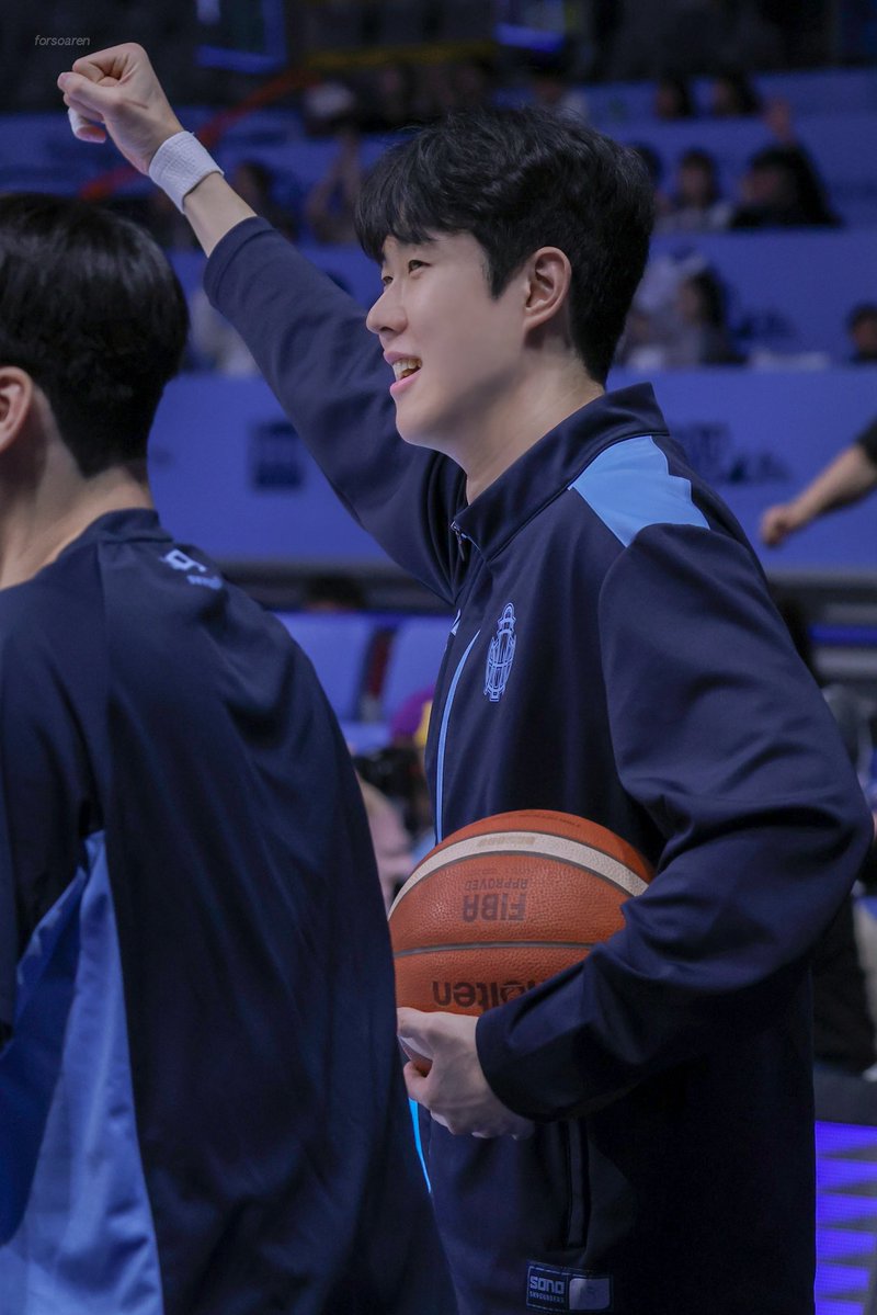 forsoaren's tweet image. 진유님 삼점 두 번 연속으로 들어가니까 본인 일처럼 조아하시던🥹 섭자님 덕분에 벤치 구경 재밌는 거 다들 아시는지? 꼭 아시길 ...

260127 #임동섭