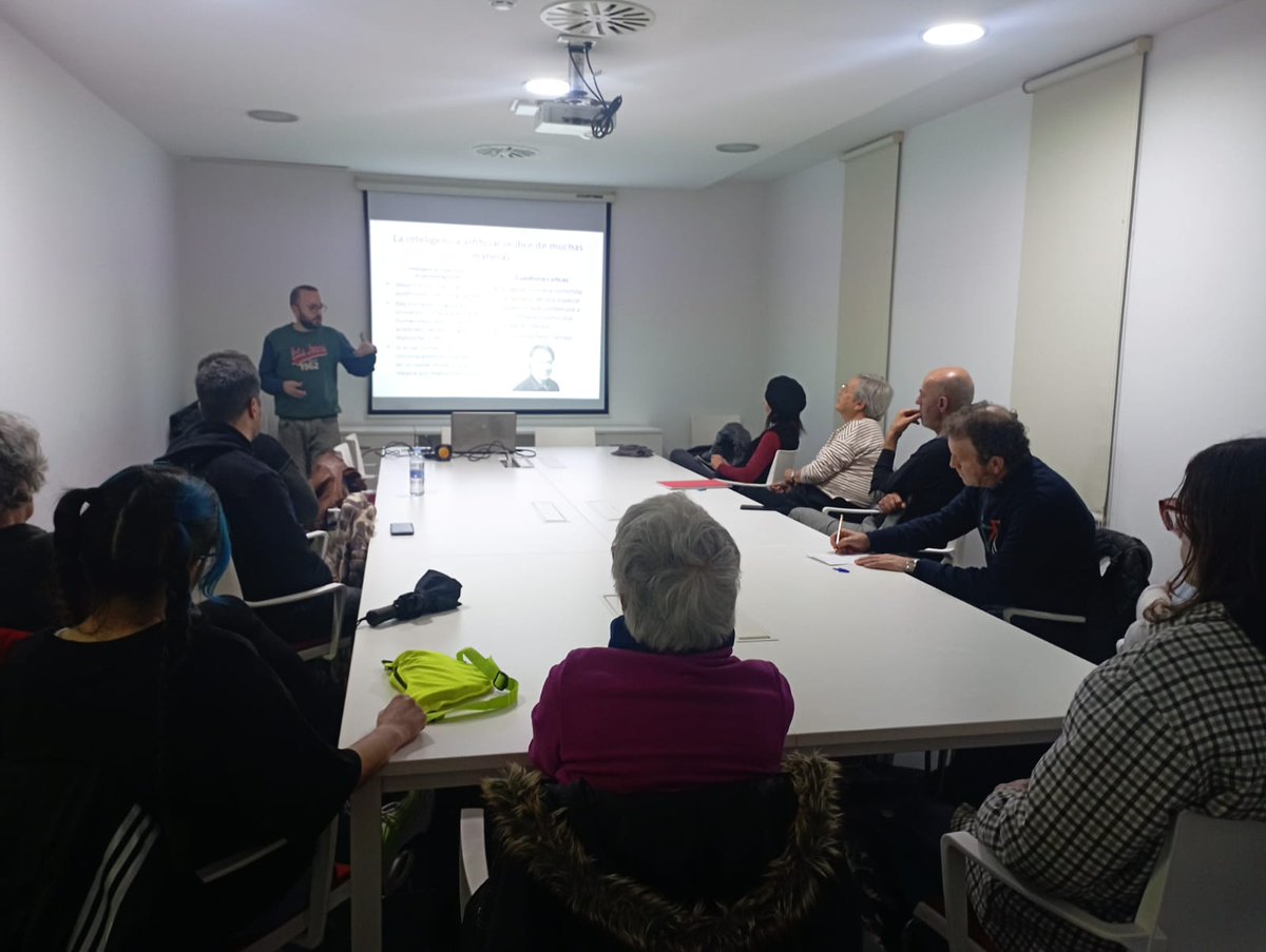 BazaFilosofia's tweet photo. Tarde de filosofía analizando las posibles consecuencias éticas del desarrollo de la inteligencia artificial. https://t.co/kF3bcwigl7