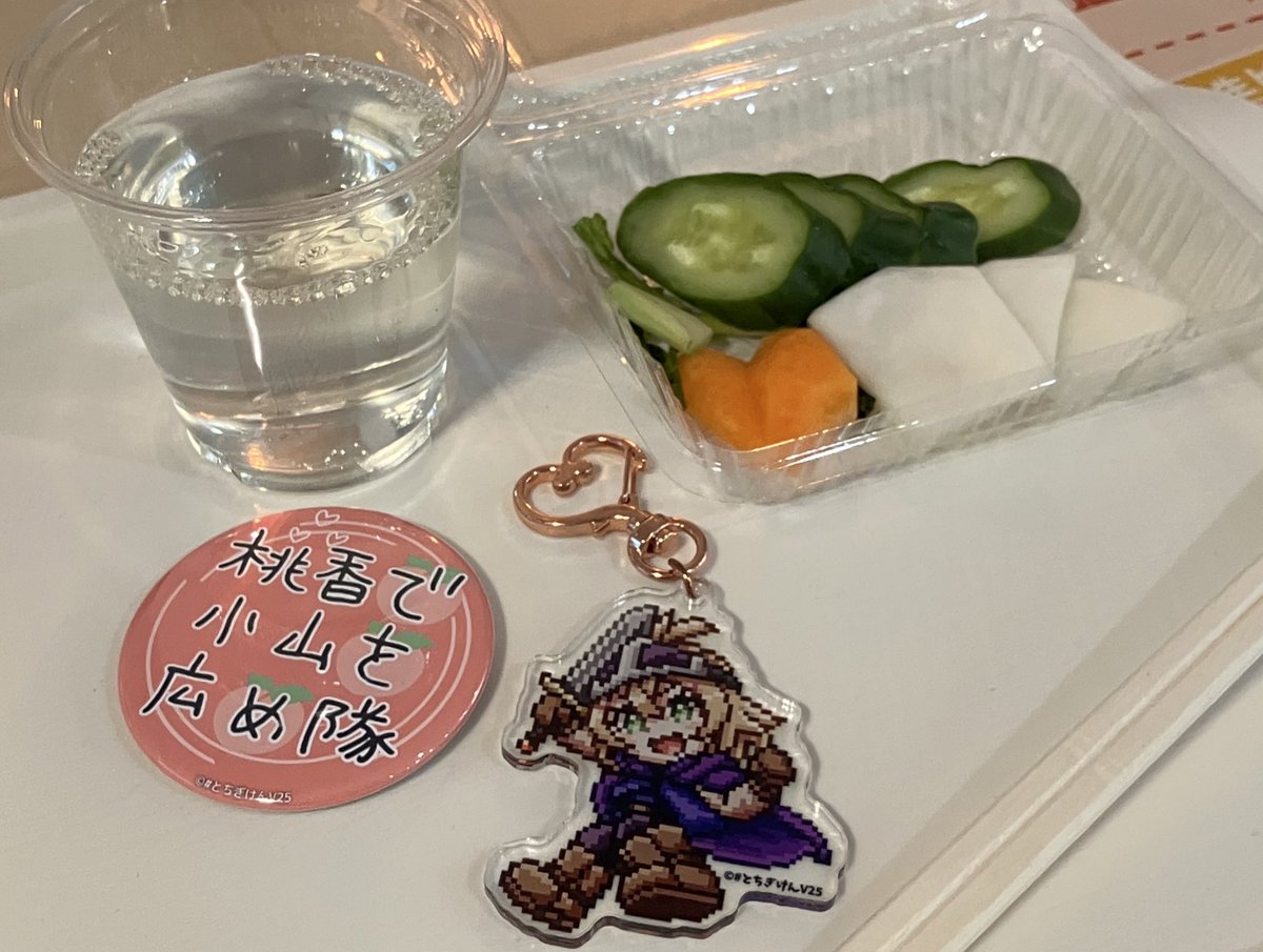 桃ちゃん(<a href="/omomo_oyama/">思川桃香/ #とちぎけんV25 小山市出身</a>)が紹介していた、「ちょい飲み駅角おやま」へ！
小山市担当の！
桃ちゃんが紹介してたから🍑

日本酒の鳳凰美伝田90mlとぬか漬けを注文して、合計850円🍶
これはとても安いのでは...‼︎

ポイントカード作ったし、また行かなくちゃ。

#思川桃香
#とちぎけんV25