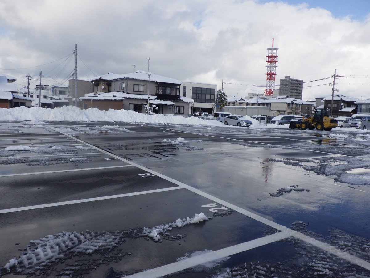 nakanoaisystem's tweet photo. 社内のひとコマ｜広い駐車場の雪かき、実は毎年なかなかの重労働でした…
「少しでもみんなの負担を減らしたい」と総務の2名が免許を取って除雪車をレンタル。
おかげでスムーズに駐車することができました。
寒い中ありがとうございました！ https://t.co/OJMfsWWAh3