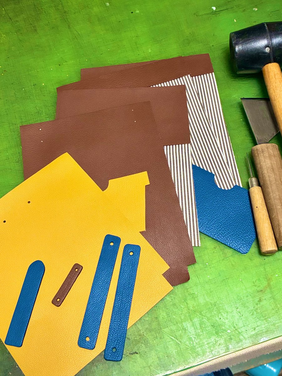 久々に、スマホポシェットを作っています！
久々なのに、以前よりスムーズに作れている気がしてます✨
気のせいかな(笑)
#handmade 
#スマホポシェット 
#山羊革
#カラーオーダー