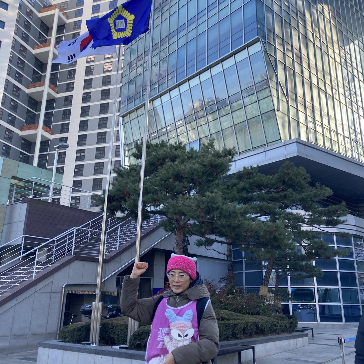 지혜복 선생님이 승리했습니다.
“전보 처분을 취소한다.”
공익신고자에 해당하며, 공익신고자 보호법에 반하는 불이익한 처분이다.

세상은 저 연단 위의 사람들이 아니라, 매서운 추위에도 거리로 나와 절절이 목소리 내고 행동하는 여기 있는 이 사람들이 바꾸고 있다.
지혜복이 옳았다.